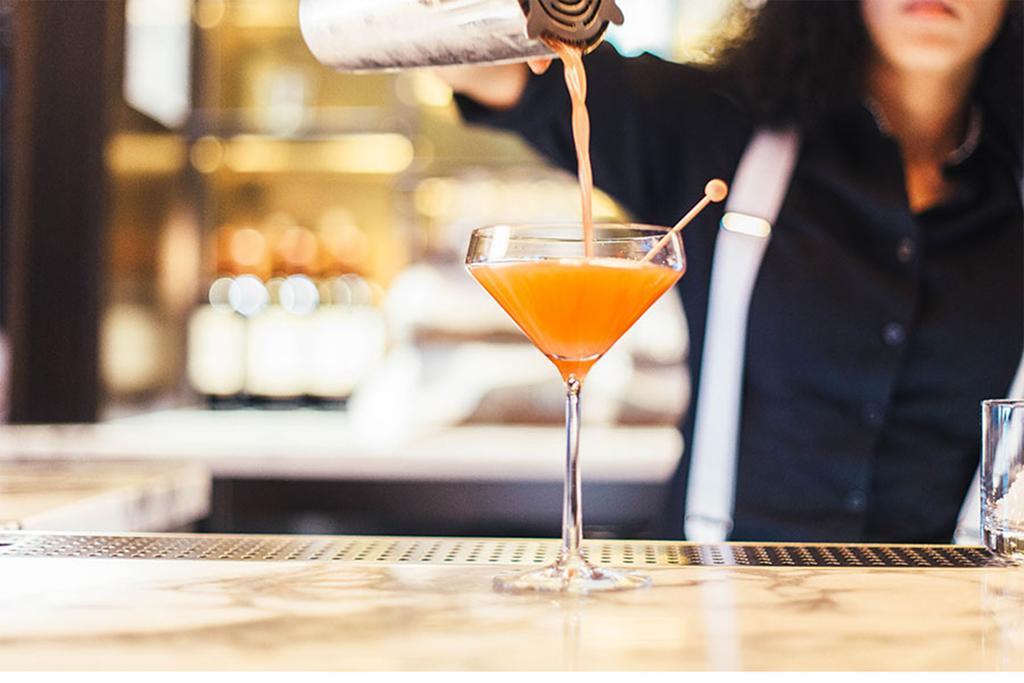 Westhouse Hotel New York Dış mekan fotoğraf A bartender pouring a cocktail